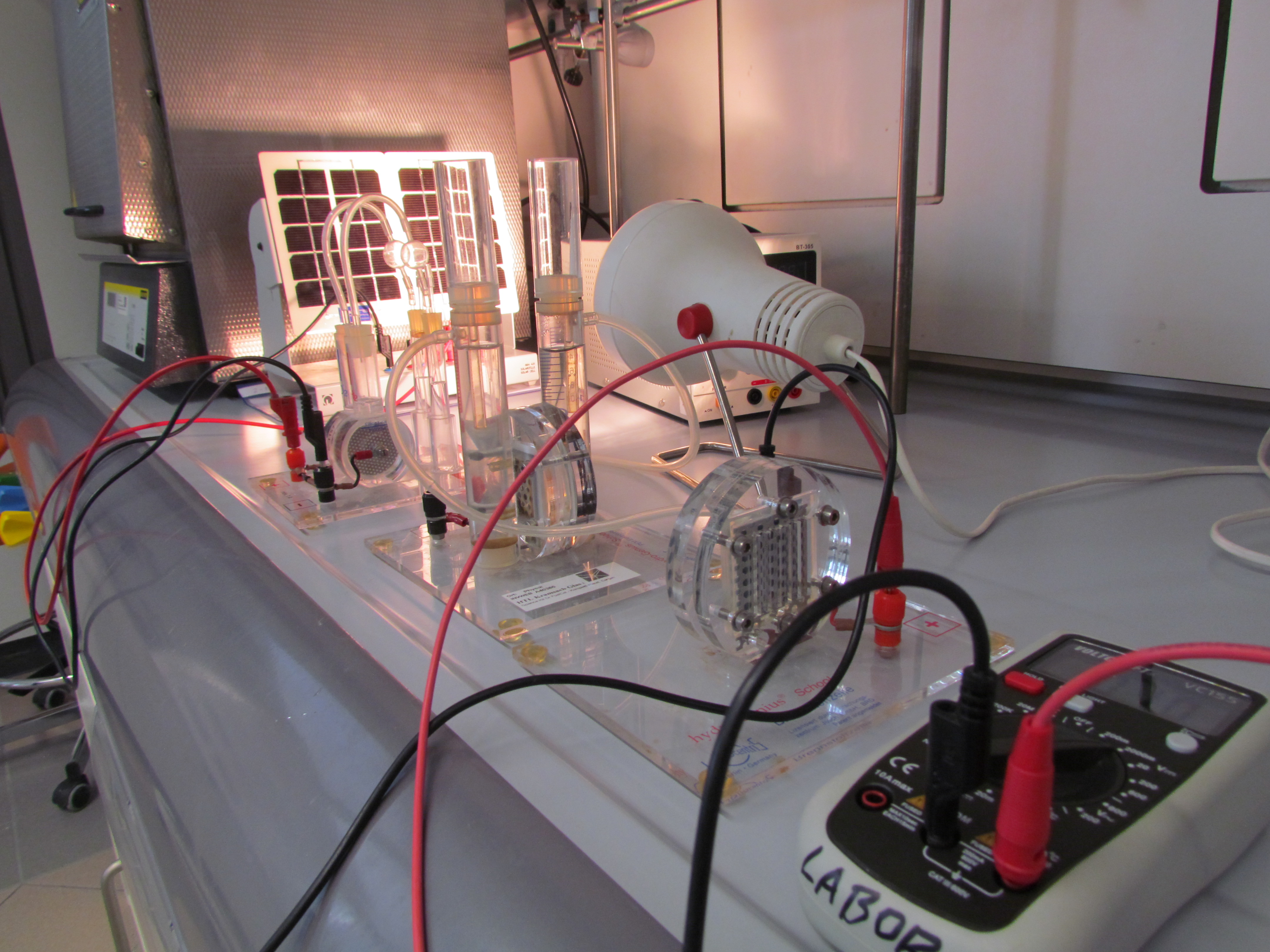 Experimental setup with photovoltaic cell, electrolyzer, and fuel cell