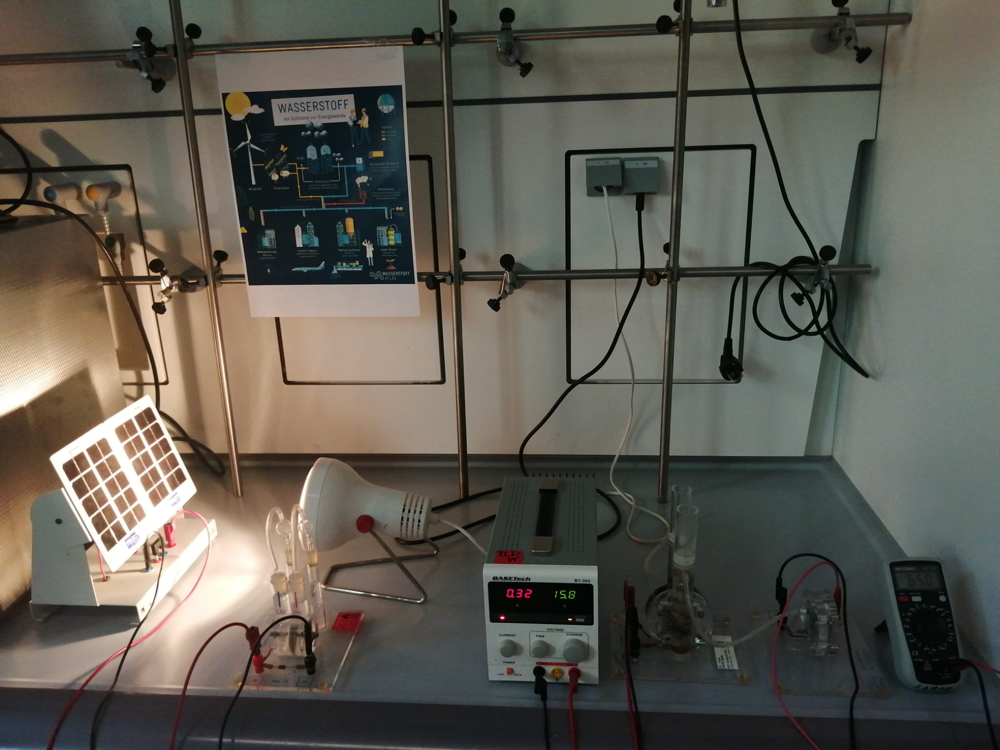 Experimental setup with photovoltaic cell, electrolyzer, and fuel cell