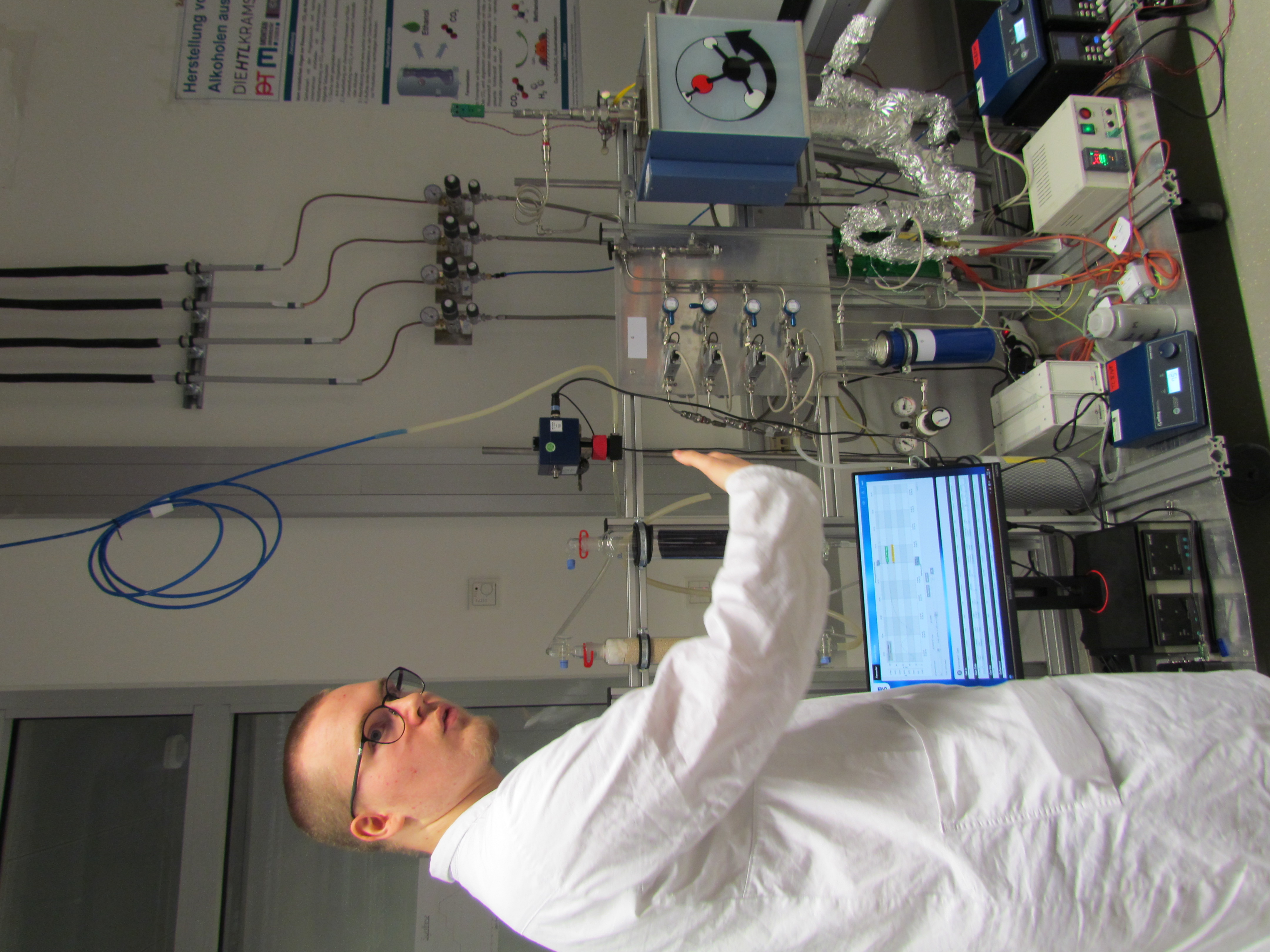 Students explain the hydrogen experiment setup in the laboratory